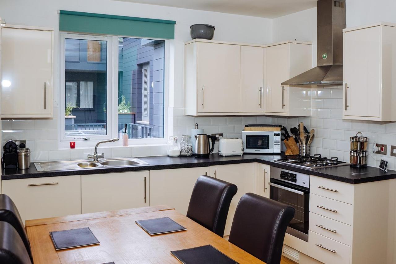 Beautiful, Contemporary 3 Bedroom Apartment บาธ ภายนอก รูปภาพ