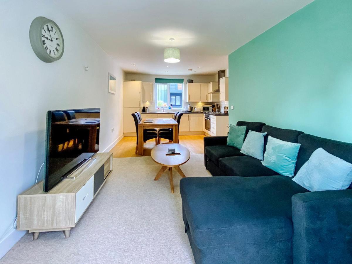 Beautiful, Contemporary 3 Bedroom Apartment บาธ ภายนอก รูปภาพ