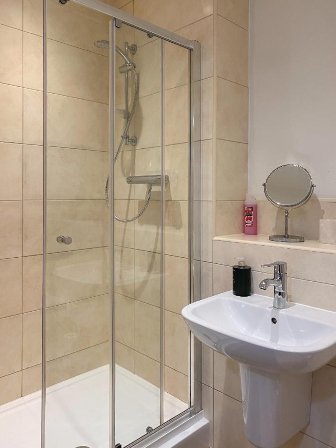 Beautiful, Contemporary 3 Bedroom Apartment บาธ ภายนอก รูปภาพ