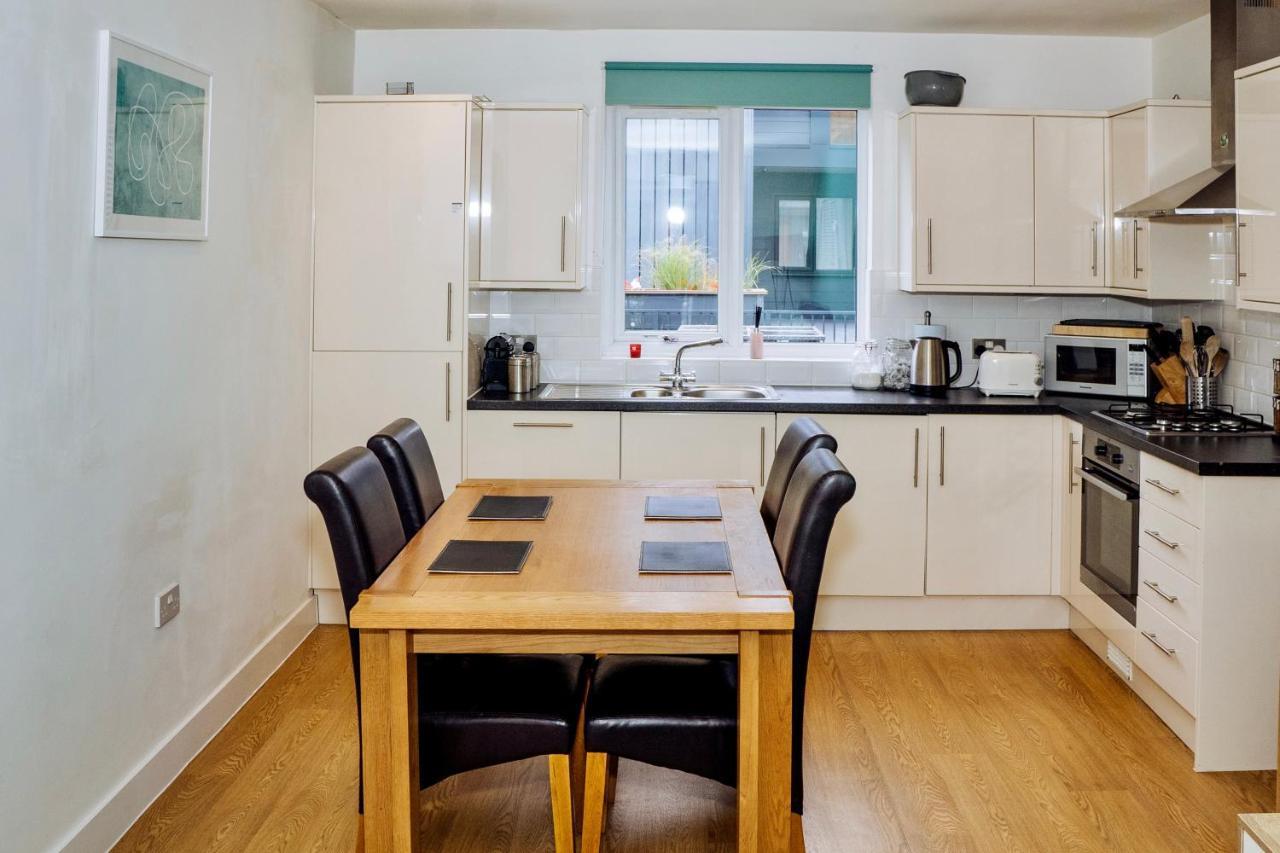 Beautiful, Contemporary 3 Bedroom Apartment บาธ ภายนอก รูปภาพ