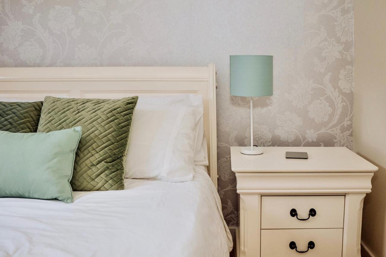 Beautiful, Contemporary 3 Bedroom Apartment บาธ ภายนอก รูปภาพ