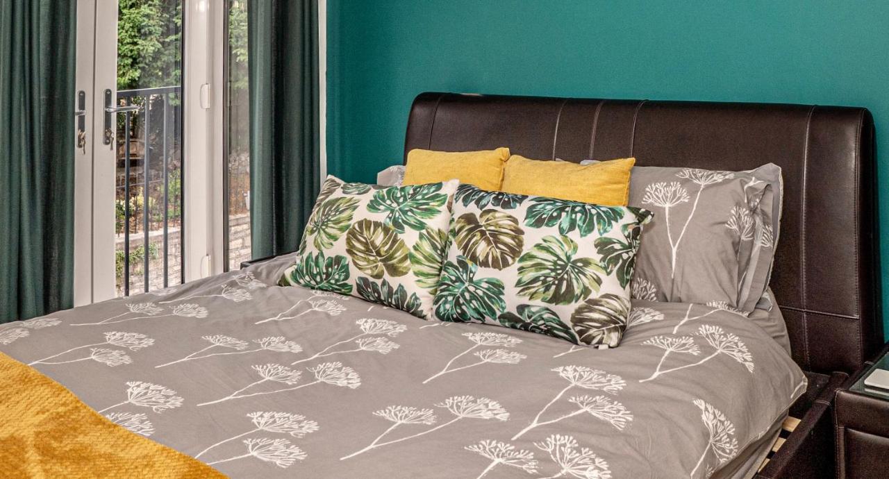 Beautiful, Contemporary 3 Bedroom Apartment บาธ ภายนอก รูปภาพ
