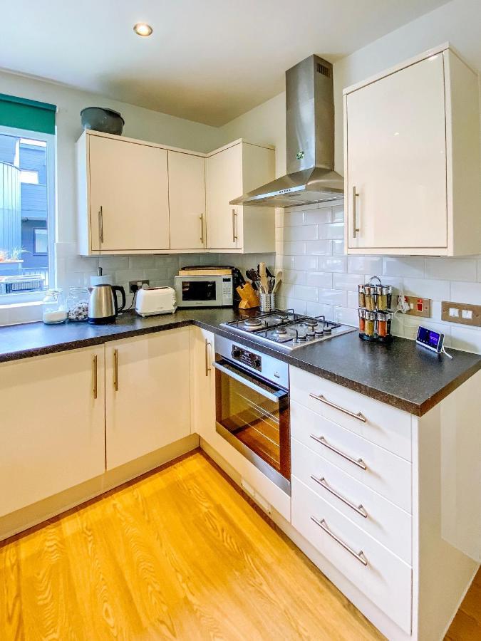 Beautiful, Contemporary 3 Bedroom Apartment บาธ ภายนอก รูปภาพ