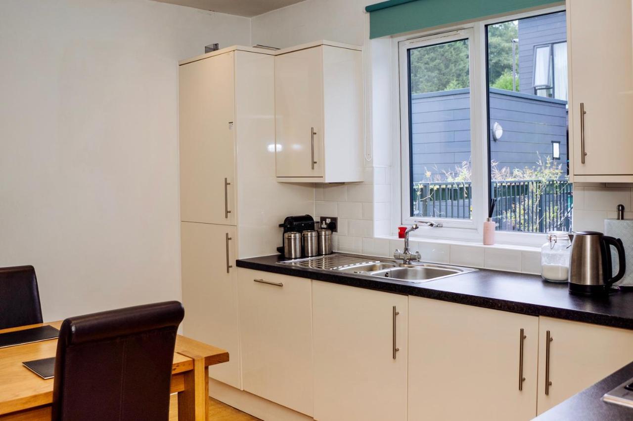 Beautiful, Contemporary 3 Bedroom Apartment บาธ ภายนอก รูปภาพ
